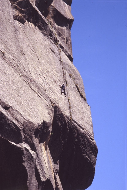 Mike Kosterlitz e il Nuovo mattino: gli anni favolosi dell'arrampicata raccontati da Ugo Manera - Ugo Manera nelle riprese cinematografiche 2004 sulla via del Sole Nascente aperte da Mike Kosterlitz, Gian Carlo Grassi e Gian Piero Motti