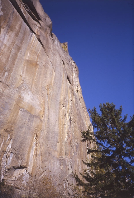 Mike Kosterlitz e il Nuovo mattino: gli anni favolosi dell'arrampicata raccontati da Ugo Manera - Caporal: Scudo via della Rivoluzione tentata da Kosterlitz e Motti aperta da Manera e Motti