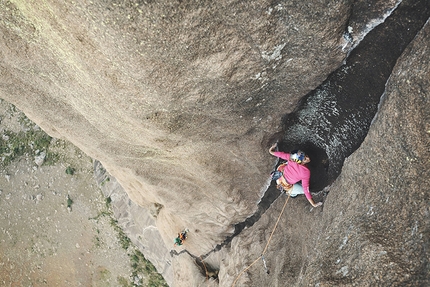 Sasha DiGiulian, Tsaranoro Atsimo, Madagascar - Sasha DiGiulian su Mora Mora (5.14b, 8c), Tsaranoro Atsimo, Madagascar, salita insieme a Edu Marin