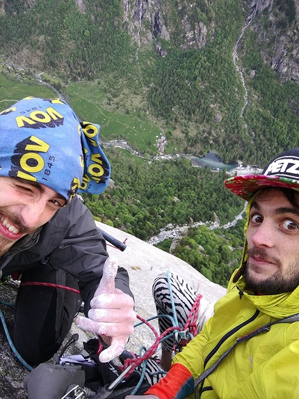 Senza chiedere permesso, Precipizio degli Asteroidi, Val di Mello, Niccolò Bartoli, Jacopo Ruffo - Niccolò Bartoli e Jacopo Ruffo durante la prima salita di Senza chiedere permesso, Precipizio degli Asteroidi, Val di Mello