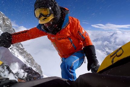 Gasherbrum I, Marek Holeček, Zdeněk Hák - Gasherbrum I SW Face: the bivy and arrival of strong winds at 7700 meters in 2016
