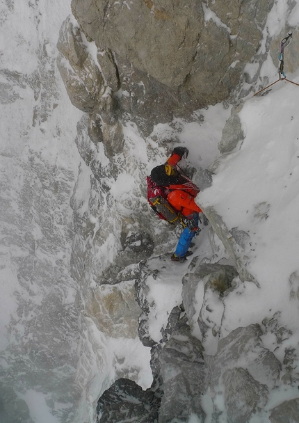 Gasherbrum I, Marek Holeček, Zdeněk Hák - Gasherbrum I parete sudovest: nel 2016 sulla prima sezione chiave della via, salendo al colle a 7400 metri