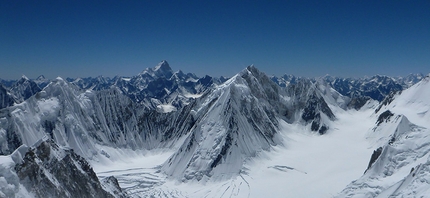 Gasherbrum I, Marek Holeček, Zdeněk Hák - Gasherbrum I SW Face: a sea of peaks from 7100 meters, above the Japanese couloir
