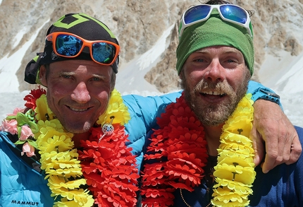 Gasherbrum I, Marek Holeček, Zdeněk Hák - Gasherbrum I parete sudovest: Marek Holeček e Zdeněk Hák festeggiano al campo base, dopo aver aperto la loro nuova via