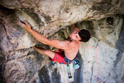 Jernej Kruder, Kotečnik, Slovenia  - Jernej Kruder durante la salita in stile greenpoint di 'Umazana Igra' 8b+ a Kotečnik in Slovenia 