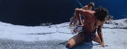 Liberi di arrampicare, la scoperta della roccia di Arco - Manolo assicurato da Roberto Bassi alla Spiaggia delle Lucertole (Torbole)