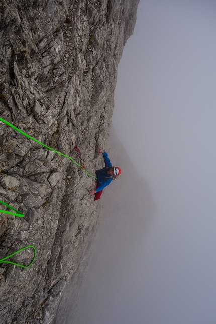 Cima Ovest di Lavaredo, Dolomiti, Petri Heil, Hannes Pfeifhofer, Dietmar Niederbrunner - Hannes Pfeifhofer, tempo brutto durante la prima salita di Petri Heil, Cima Ovest di Lavaredo, Dolomiti (Hannes Pfeifhofer, Dietmar Niederbrunner 2016)