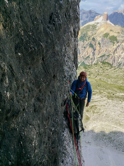 Cima Ovest di Lavaredo, Dolomiti, Petri Heil, Hannes Pfeifhofer, Dietmar Niederbrunner - Dietmar Niederbrunner in sosta a Petri Heil, Cima Ovest di Lavaredo, Dolomiti