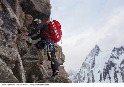 Praqpa Ri, Norit Peak, Karakorum, Andrés Bosch, Alejandro Mora, Armando Montero - Alejandro Mora sale la cresta di roccia sulla via Mirchi, Norit Peak, Karakorum