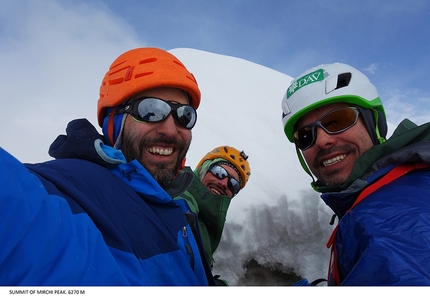 Praqpa Ri, Norit Peak, Karakorum, Andrés Bosch, Alejandro Mora, Armando Montero - Andrés Bosch, Alejandro Mora e Armando Montero in cima al Norit Peak, Karakorum il 30 giugno 2017 dopo aver effettuato la prima salita della cresta SO