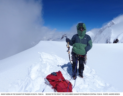 Praqpa Ri, Norit Peak, Karakorum, Andrés Bosch, Alejandro Mora, Armando Montero - Alejandro Mora in cima al Praqpa Ri South 7046m, Karakorum. Dietro la cima inviolata di Praqpa Ri Central 7156m