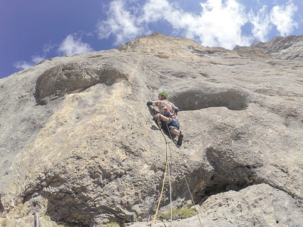 Federica Mingolla, Via della Cattedrale, Marmolada, Dolomiti, Nicolò Geremia - Nicolò Geremia durante la ripetizione di Via della Cattedrale, Marmolada, insieme a Federica Mingolla