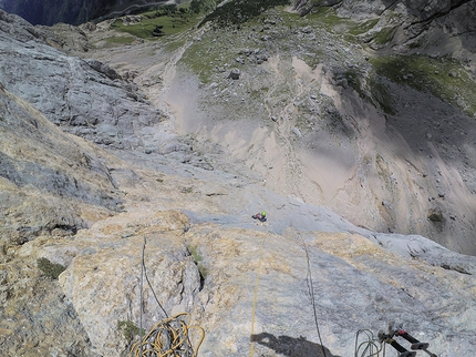 Federica Mingolla, Via della Cattedrale, Marmolada, Dolomiti, Nicolò Geremia - Nicolò Geremia durante la ripetizione di Via della Cattedrale, Marmolada, insieme a Federica Mingolla