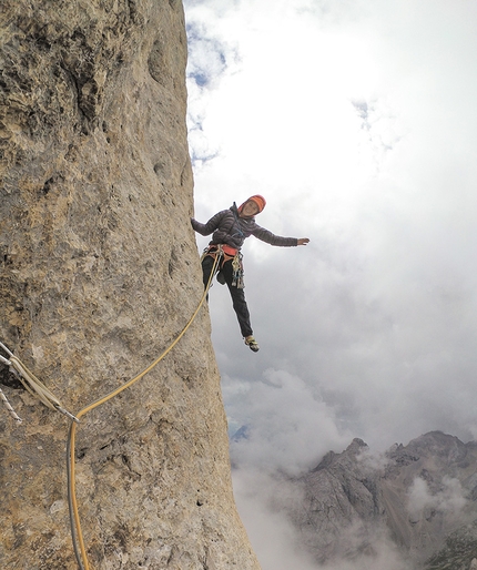 Federica Mingolla, Via della Cattedrale, Marmolada, Dolomiti, Nicolò Geremia - Federica Mingolla durante la ripetizione di Via della Cattedrale, Marmolada, insieme a Nicolò Geremia