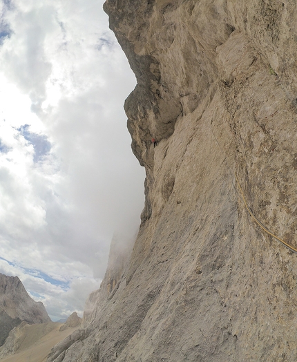 Federica Mingolla, Via della Cattedrale, Marmolada, Dolomiti, Nicolò Geremia - Federica Mingolla on the crux roof pitch of Via della Cattedrale, Marmolada, climbed with Nicolò Geremia