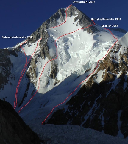 Gasherbrum I, Marek Holeček, Zdeněk Hák - Gasherbrum I parete sudovest. Da sinistra a destra le vie Valery Babanov & Viktor Afanasiev (2008) Satisfaction (3000m, ED+ (M7,WI5+) 70° Marek Holeček, Zdeněk Hák 25/07 - 01/08/2017), Jerzy Kukuczka & Voytek Kurtyka (1983), Via degli Spagnoli (1983)