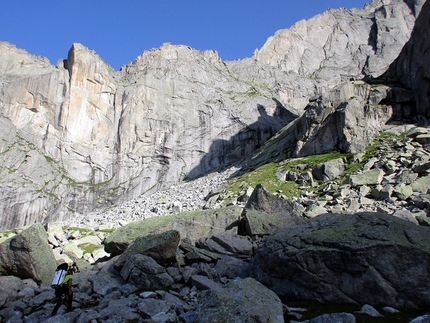 Val Torrone, Val Masino, Via Napoleone,  Manuele Panzeri, Giovanni Giarletta - Via Napoleone in Val Torrone (Val Masino): the approach, Punta Valeria to the right of Fiamma del Torrone