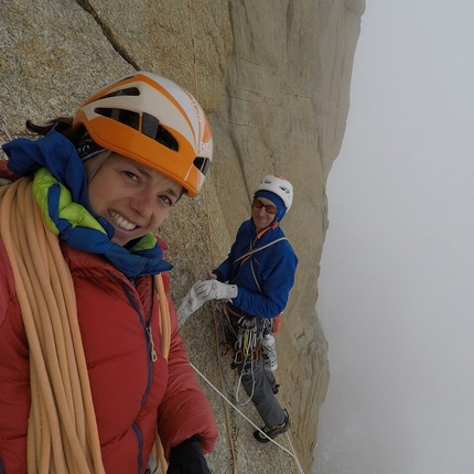 Grand Capucin, Monte Bianco, Nina Caprez, Arnaud Petit - Nina Caprez e Arnaud Petit durante l'apertura di L'or du temps, Grand Capucin, Monte Bianco (estate 2017)