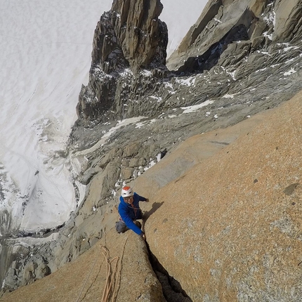 Grand Capucin, Monte Bianco, Nina Caprez, Arnaud Petit - Nina Caprez e Arnaud Petit durante l'apertura di L'or du temps, Grand Capucin, Monte Bianco (estate 2017)