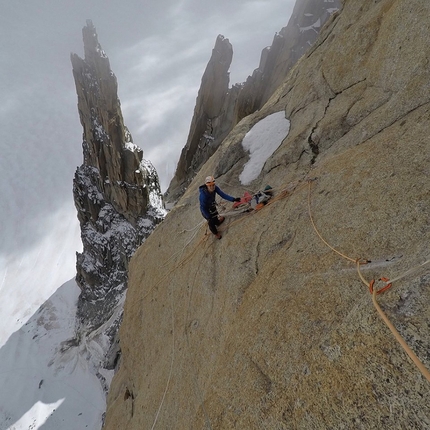 Grand Capucin, Monte Bianco, Nina Caprez, Arnaud Petit - Nina Caprez e Arnaud Petit durante l'apertura di L'or du temps, Grand Capucin, Monte Bianco (estate 2017)