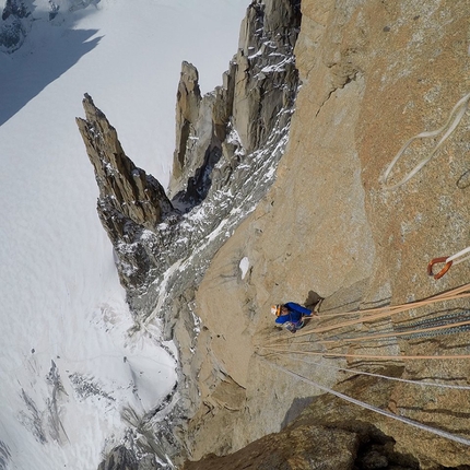 Grand Capucin, Monte Bianco, Nina Caprez, Arnaud Petit - Nina Caprez e Arnaud Petit durante l'apertura di L'or du temps, Grand Capucin, Monte Bianco (estate 2017)