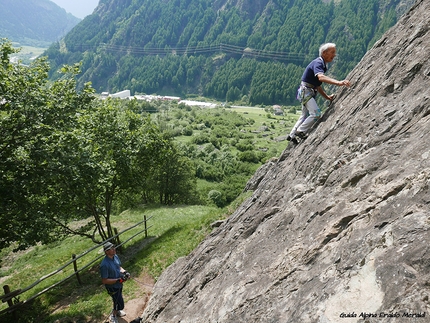 Elio Pasquinoli, Sasso de la Martolera, Mondadizza - Elio Pasquinoli arrampica nella 'sua' falesia Sasso de la Martolera, Mondadizza