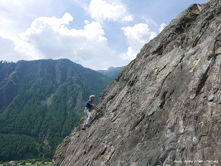 Elio Pasquinoli, Sasso de la Martolera, Mondadizza - Elio Pasquinoli arrampica nella 'sua' falesia Sasso de la Martolera, Mondadizza