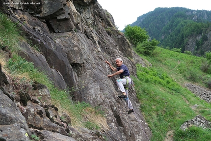 Elio Pasquinoli, Sasso de la Martolera, Mondadizza - Elio Pasquinoli in arrampicata alla falesia Sasso de la Martolera, Mondadizza