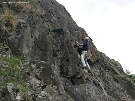 Elio Pasquinoli, Sasso de la Martolera, Mondadizza - Elio Pasquinoli arrampica nella 'sua' falesia Sasso de la Martolera, Mondadizza