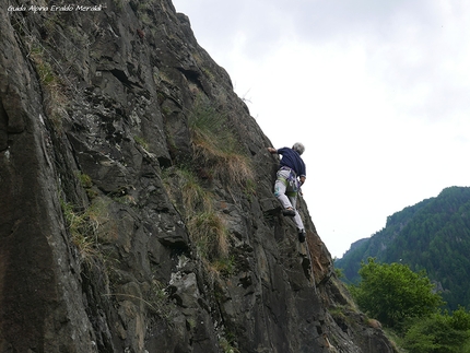 Elio Pasquinoli, Sasso de la Martolera, Mondadizza - Elio Pasquinoli arrampica nella 'sua' falesia Sasso de la Martolera, Mondadizza