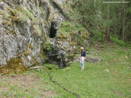 Elio Pasquinoli, Sasso de la Martolera, Mondadizza - Elio Pasquinoli alla fontena del mot de val a Mondadizza