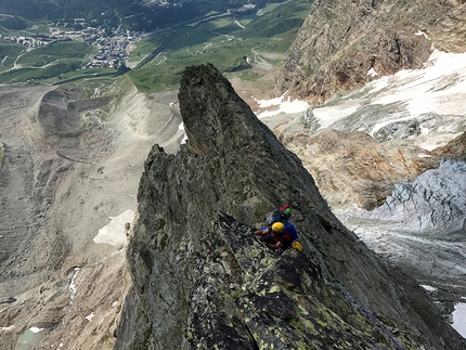 Cresta Albertini, Colle delle Grandes Murailles, Valtournenche, François Cazzanelli, Valter Cazzanelli - Cresta Albertini al Colle delle Grandes Murailles: la cresta sotto il bivacco Camillotto