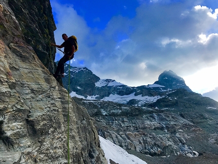 Cresta Albertini, Colle delle Grandes Murailles, Valtournenche, François Cazzanelli, Valter Cazzanelli - Cresta Albertini al Colle delle Grandes Murailles: Valter Cazzanelli sulla doppia di accesso alla cengia d'oro