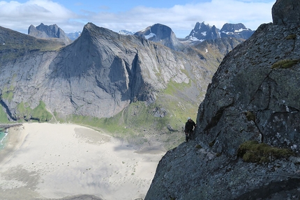 Loften, climbing, Norway, Guille Cuadrado, Gerber Cucurell, Pau Gómez, Jordi Esteve, Felix Queipo - Lofoten Islands: climbing the East Butress (848m 6-) up Storskiva