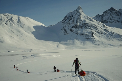 Into the Wild, Manuel Lugli - Groenlandia: eravamo a decine di chilometri di distanza dal villaggio più vicino, in un circo di montagne d’incomparabile bellezza dove eravamo giunti con le nostre forze, trascinando pulke da 50 kg