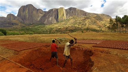 Tsaranoro, Madagascar, Matteo de Zaiacomo, Dimitri Anghileri, Marco Maggioni - Il Tsaranoro in Madagascar