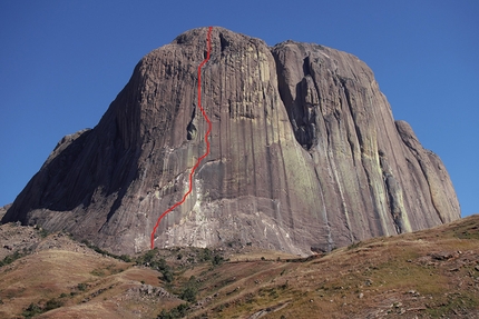 Tsaranoro, Madagascar, Matteo de Zaiacomo, Dimitri Anghileri, Marco Maggioni - Il tracciato di Rivotra Mahery (8a+, 700m) sul Tsaranoro Atsimo in Madagascar (Matteo de Zaiacomo, Dimitri Anghileri, Marco Maggioni)