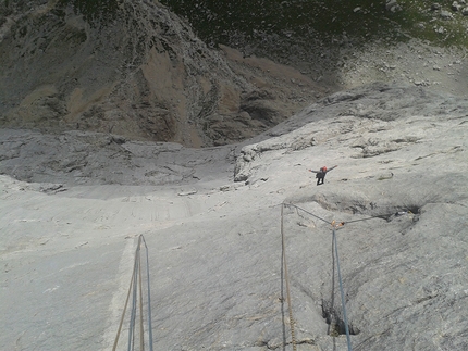 Via Attraverso il Pesce, Marmolada, Dolomiti, Marco Cordin, Pietro Garzon - Marco Cordin e Pietro Garzon durante la loro ripetizione di Via Attraverso il Pesce in Marmolada, Dolomiti