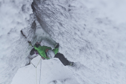 Ines Papert - Ines Papert climbing Stirling Bridge VI,7 on Aonach Mor, Scotland