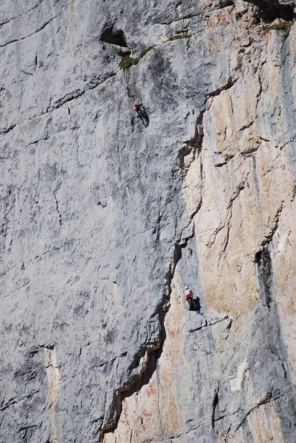 Soldi e paura mai avuti, Cima Sassara, Val Gelada, Dolomiti di Brenta, Roberto Conti, Enrico Piccinelli - Durante l'apertura di Soldi e paura mai avuti alla parete est di Cima Sassara, Val Gelada, Dolomiti di Brenta