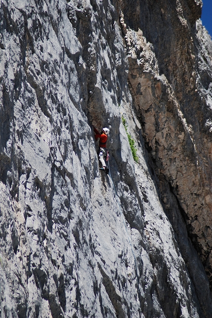 Soldi e paura mai avuti, Cima Sassara, Val Gelada, Dolomiti di Brenta, Roberto Conti, Enrico Piccinelli - Durante l'apertura di Soldi e paura mai avuti alla parete est di Cima Sassara, Val Gelada, Dolomiti di Brenta