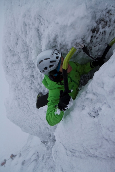 Ines Papert - Ines Papert climbing Stirling Bridge VI,7 on Aonach Mor, Scotland