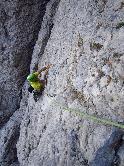 Torrione Cecilia, Grigna, Giovanni Chiaffarelli, Federico Montagna, Luca Bozzi - Durante la prima salita di 'Mauro delle montagne' al Torrione Cecilia, Grigna: sul primo tiro