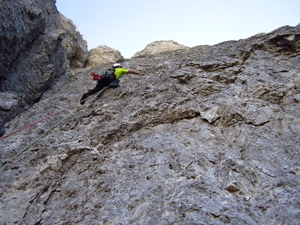 Torrione Cecilia, Grigna, Giovanni Chiaffarelli, Federico Montagna, Luca Bozzi - Sul traverso del primo tiro di 'Mauro delle montagne' al Torrione Cecilia, Grigna