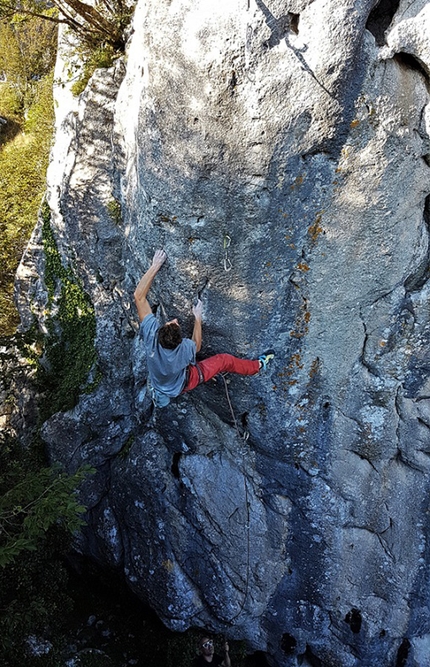 Colle dell'Orso, Frosolone, climbing, Molise - Colle dell'Orso, Frosolone: Emilio Silvaroli climbing Plancton 8b