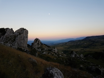 Colle dell'Orso, Frosolone, arrampicata, Molise - Colle dell'Orso, Frosolone: la falesia all'imbrunire