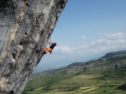 Colle dell'Orso, Frosolone, climbing, Molise - Colle dell'Orso, Frosolone: Luca Silvaroli climbing Mantanavai 8a+