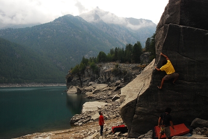 Valle dell'Orco, arrampicata boulder - Valle dell'Orco boulder: la nuova area Atlantide