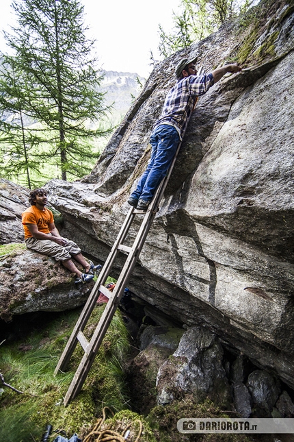 Valle dell'Orco, bouldering - Cleaning new problems in Valle dell'Orco