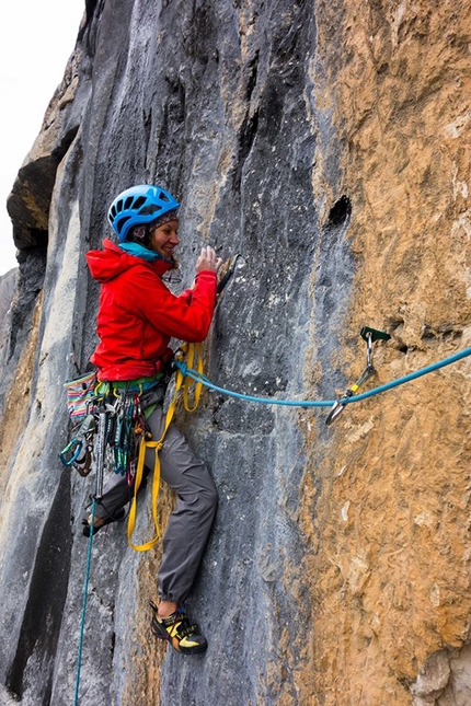 Hakuna Matata, Taè, Dolomiti, Lisi Steurer, Hannes Pfeifhofer - Lisi Steurer durante la prima salita di Hakuna Matata (8a, 400m), Taè parete sud, Dolomiti